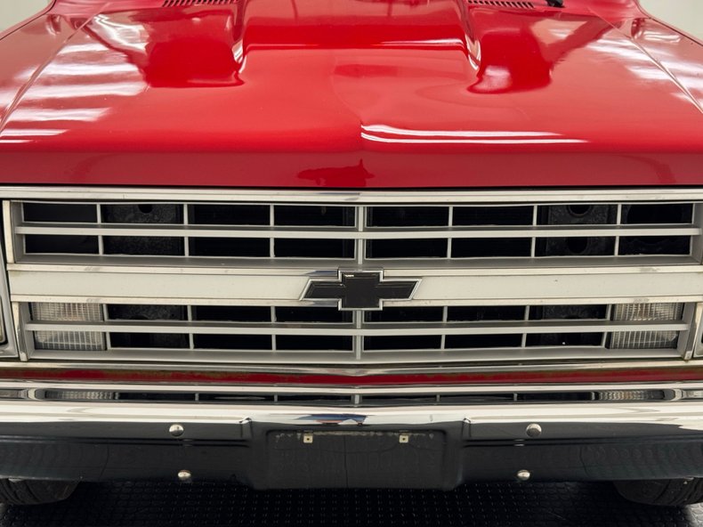 Chevrolet-C30-1986-Apple-Red-Charcoal-3