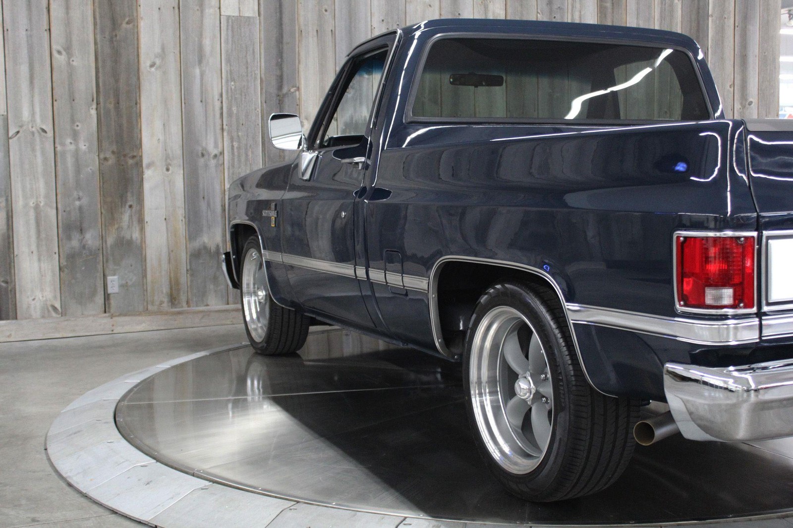 Chevrolet-CK-Pickup-1986-Beautiful-RestoMod-11