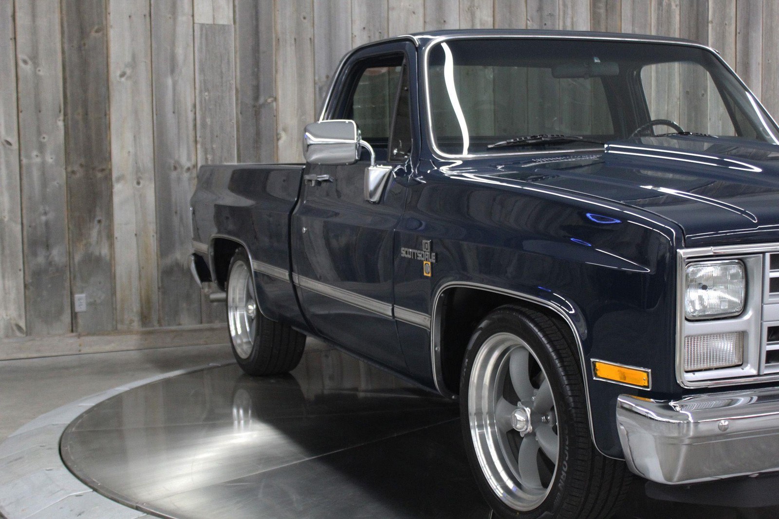 Chevrolet-CK-Pickup-1986-Beautiful-RestoMod-9