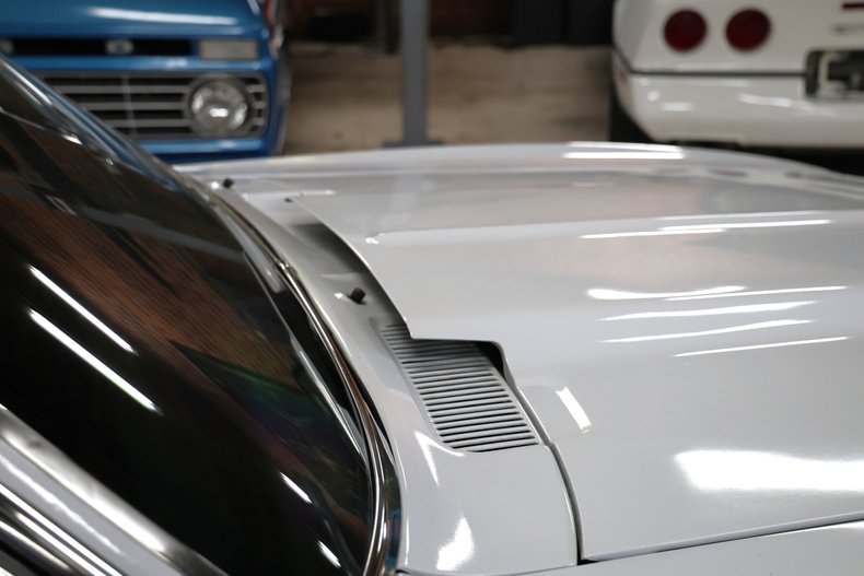Chevrolet-Camaro-1967-Arctic-White-Black-22