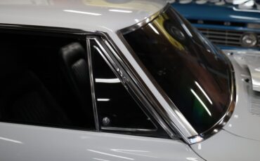 Chevrolet-Camaro-1967-Arctic-White-Black-23