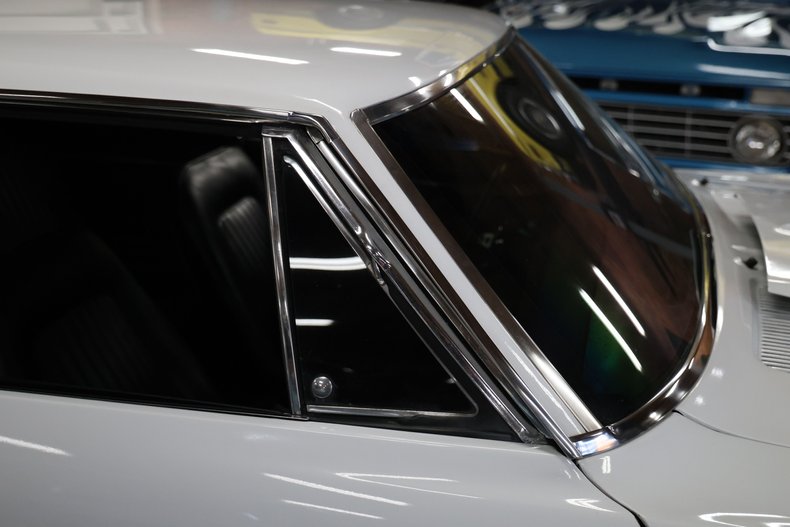 Chevrolet-Camaro-1967-Arctic-White-Black-23