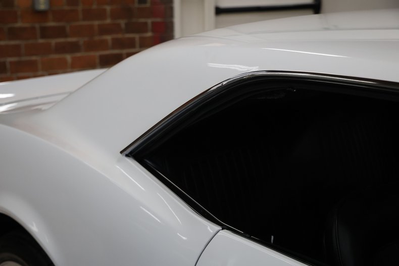 Chevrolet-Camaro-1967-Arctic-White-Black-24