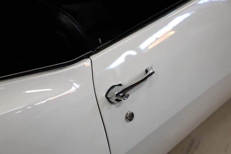 Chevrolet-Camaro-1967-Arctic-White-Black-25