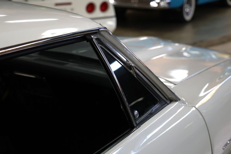 Chevrolet-Camaro-1967-Arctic-White-Black-26