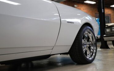 Chevrolet-Camaro-1967-Arctic-White-Black-30
