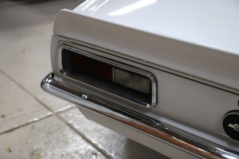 Chevrolet-Camaro-1967-Arctic-White-Black-40