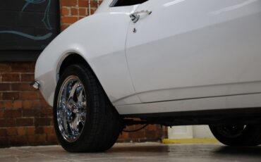 Chevrolet-Camaro-1967-Arctic-White-Black-48