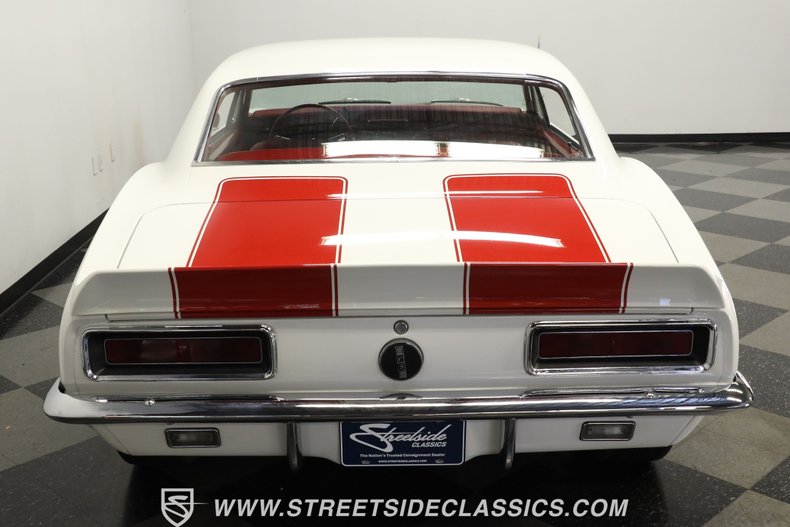 Chevrolet-Camaro-1967-Ermine-White-Red-10