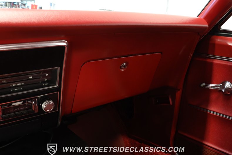 Chevrolet-Camaro-1967-Ermine-White-Red-2
