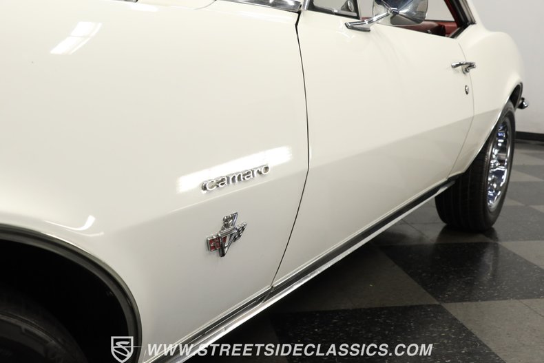 Chevrolet-Camaro-1967-Ermine-White-Red-23