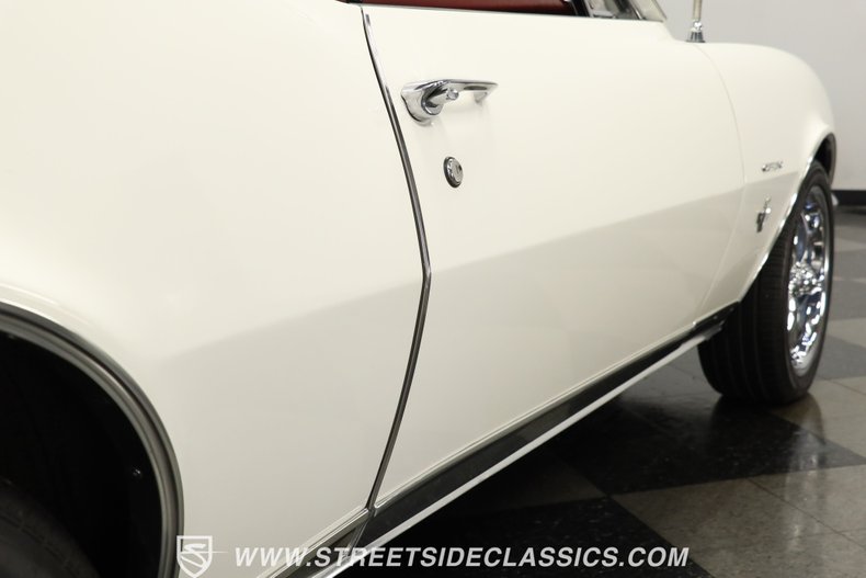Chevrolet-Camaro-1967-Ermine-White-Red-27