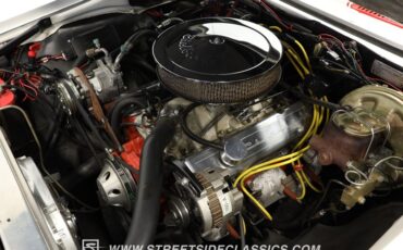 Chevrolet-Camaro-1967-Ermine-White-Red-31
