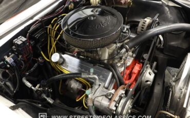 Chevrolet-Camaro-1967-Ermine-White-Red-32