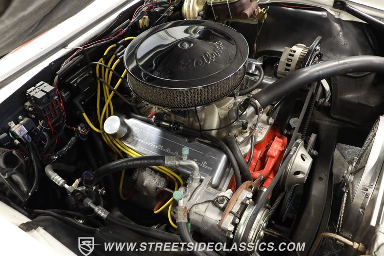 Chevrolet-Camaro-1967-Ermine-White-Red-32