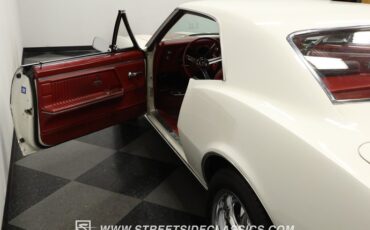 Chevrolet-Camaro-1967-Ermine-White-Red-33