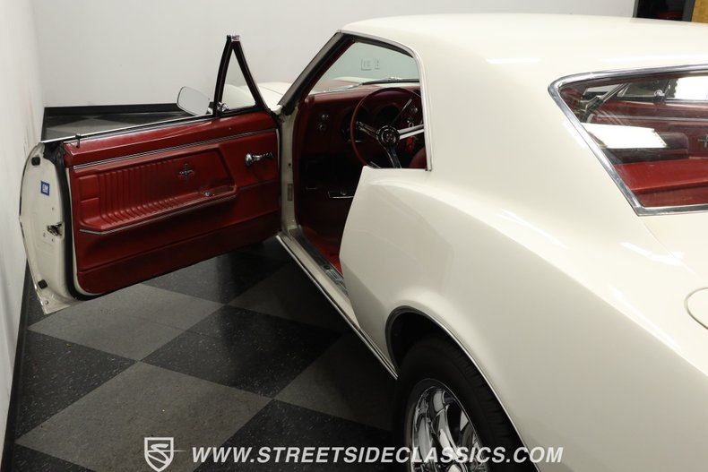 Chevrolet-Camaro-1967-Ermine-White-Red-33