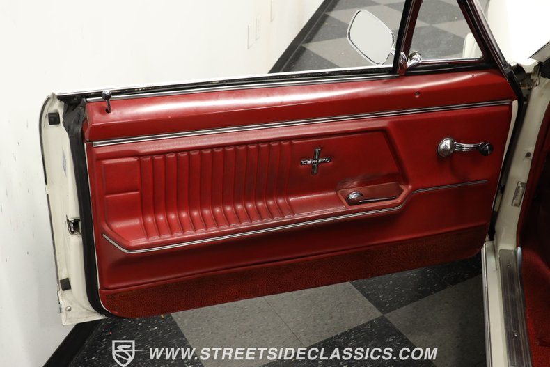 Chevrolet-Camaro-1967-Ermine-White-Red-34