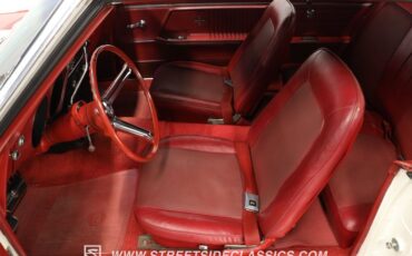 Chevrolet-Camaro-1967-Ermine-White-Red-35