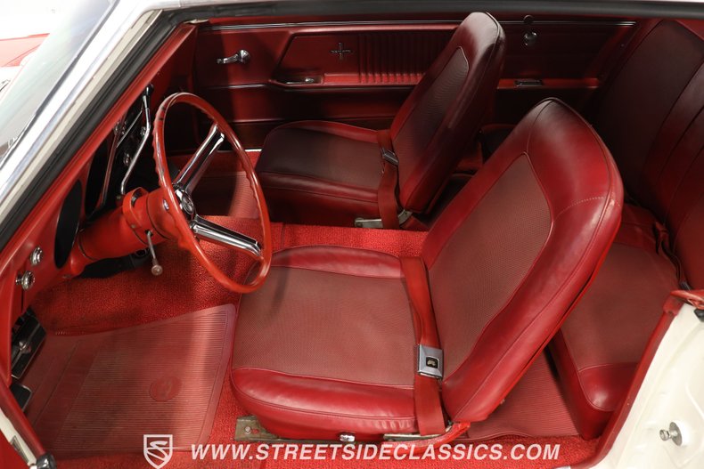 Chevrolet-Camaro-1967-Ermine-White-Red-35