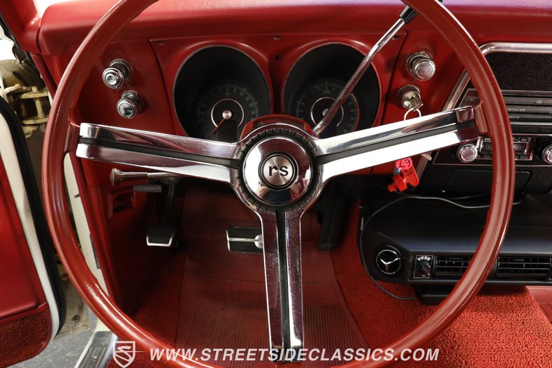 Chevrolet-Camaro-1967-Ermine-White-Red-36