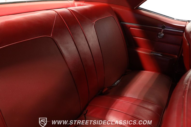 Chevrolet-Camaro-1967-Ermine-White-Red-39