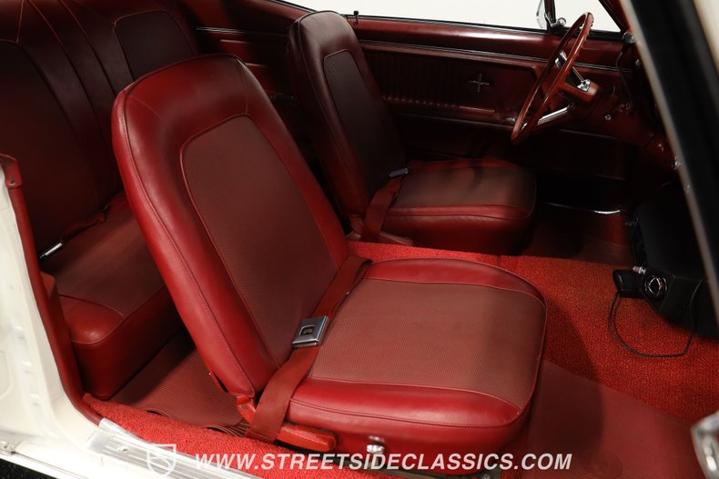 Chevrolet-Camaro-1967-Ermine-White-Red-40