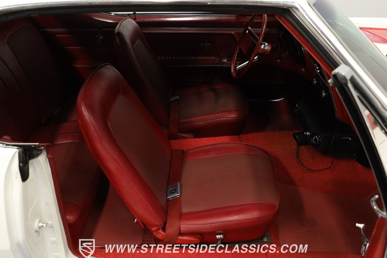 Chevrolet-Camaro-1967-Ermine-White-Red-43