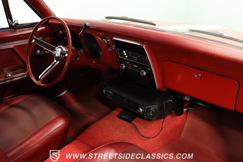 Chevrolet-Camaro-1967-Ermine-White-Red-44