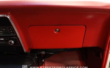 Chevrolet-Camaro-1967-Ermine-White-Red-46