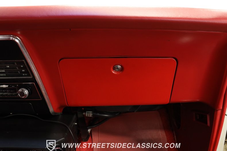 Chevrolet-Camaro-1967-Ermine-White-Red-46