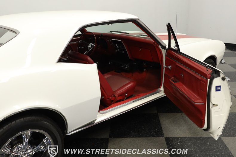 Chevrolet-Camaro-1967-Ermine-White-Red-48