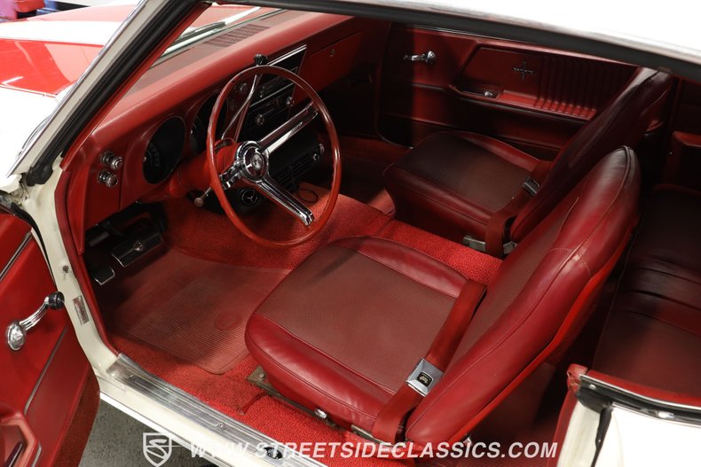 Chevrolet-Camaro-1967-Ermine-White-Red-6