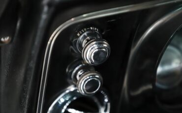 Chevrolet-Camaro-1968-Ermine-White-Black-32