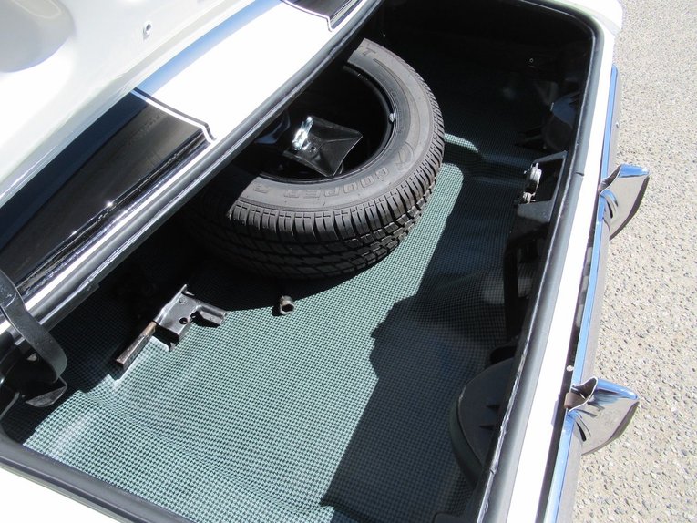 Chevrolet-Camaro-1969-Dover-White-Black-23