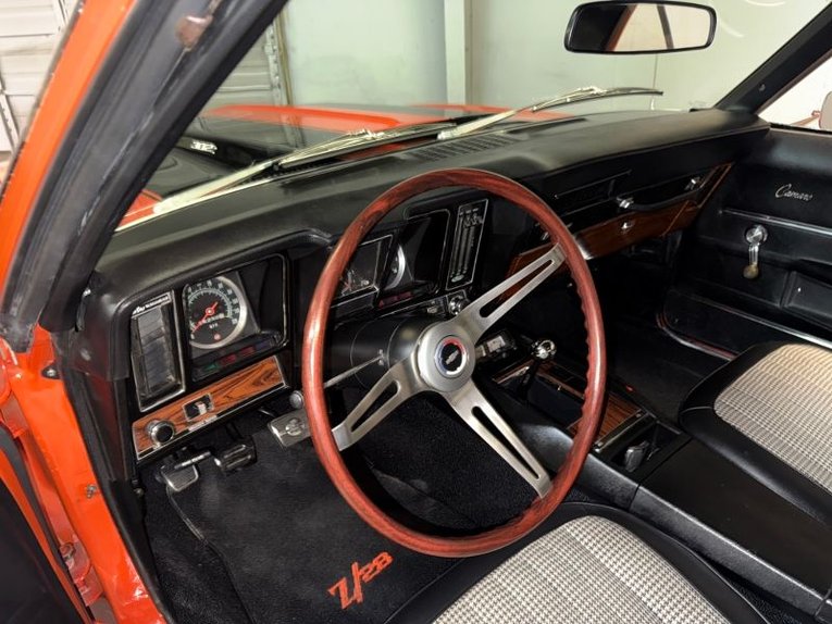 Chevrolet-Camaro-1969-Huggar-Orange-Black-11