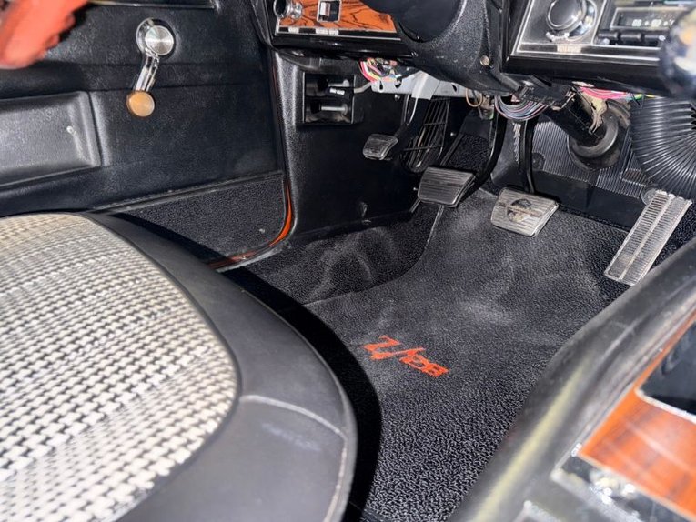 Chevrolet-Camaro-1969-Huggar-Orange-Black-30