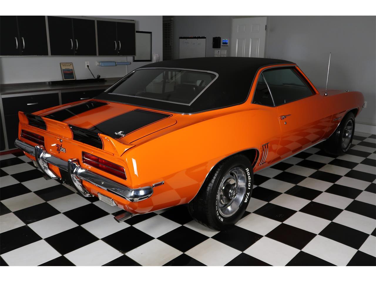 Chevrolet-Camaro-1969-Hugger-Orange-Black-16