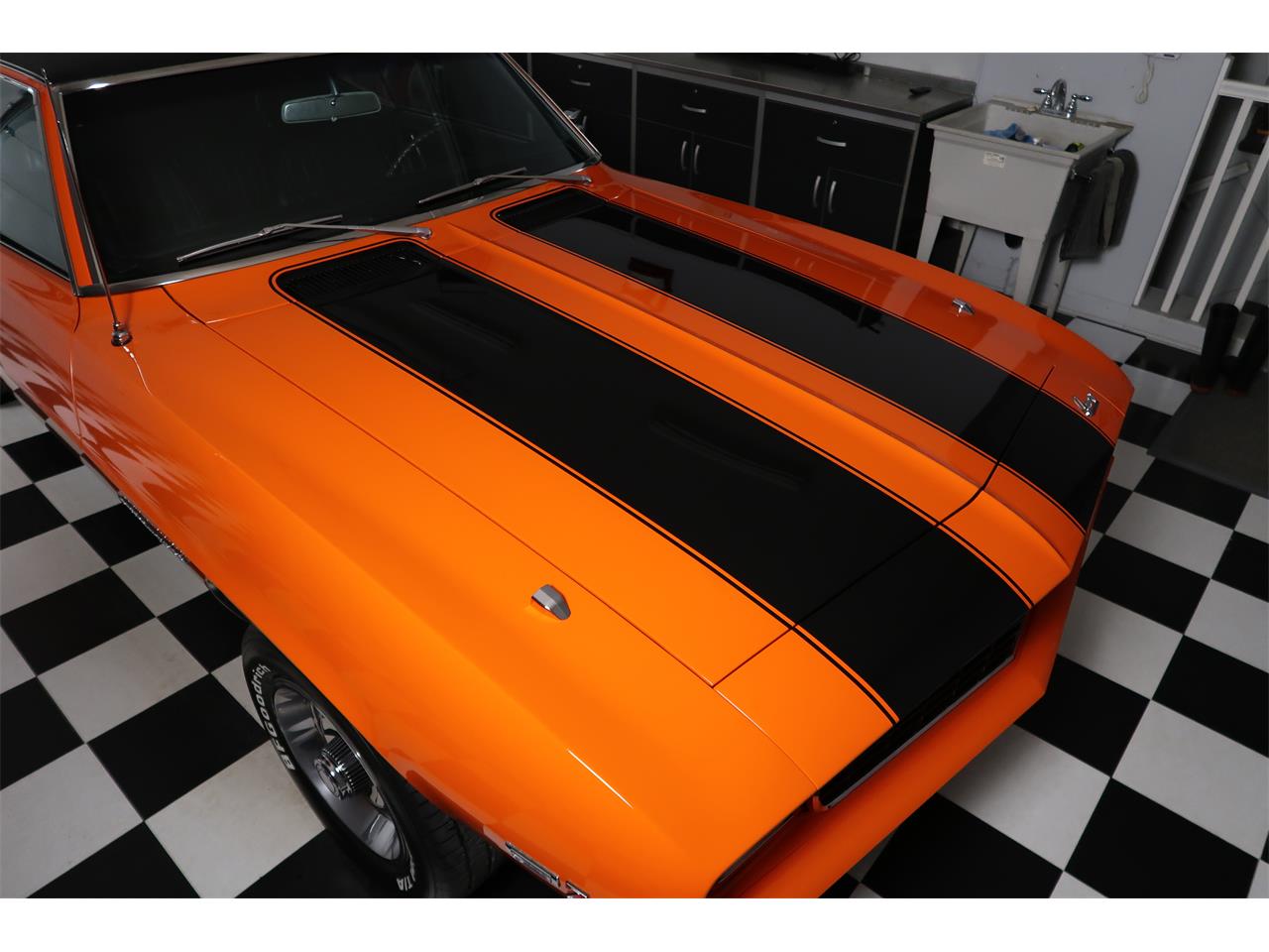 Chevrolet-Camaro-1969-Hugger-Orange-Black-2