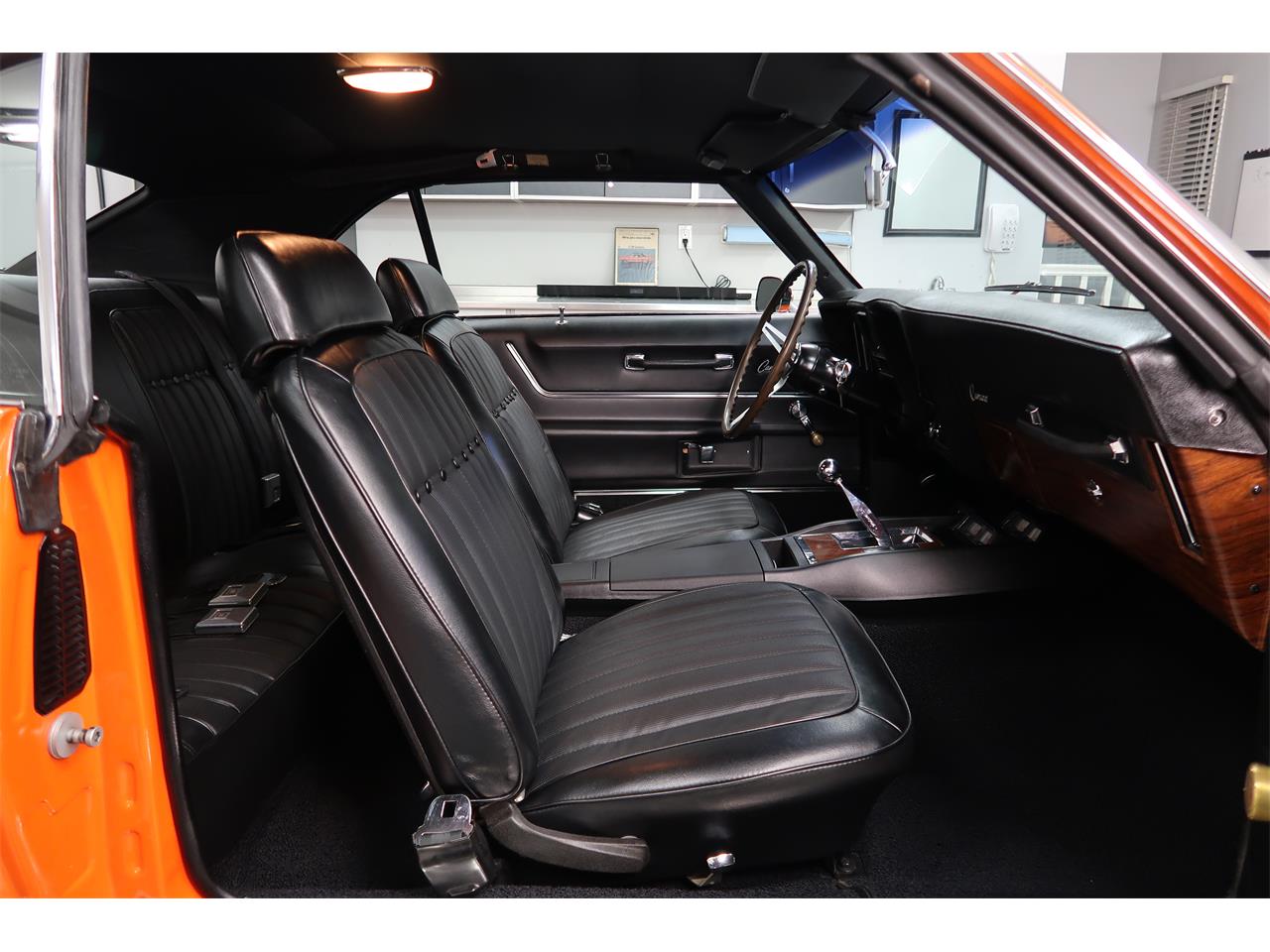 Chevrolet-Camaro-1969-Hugger-Orange-Black-4