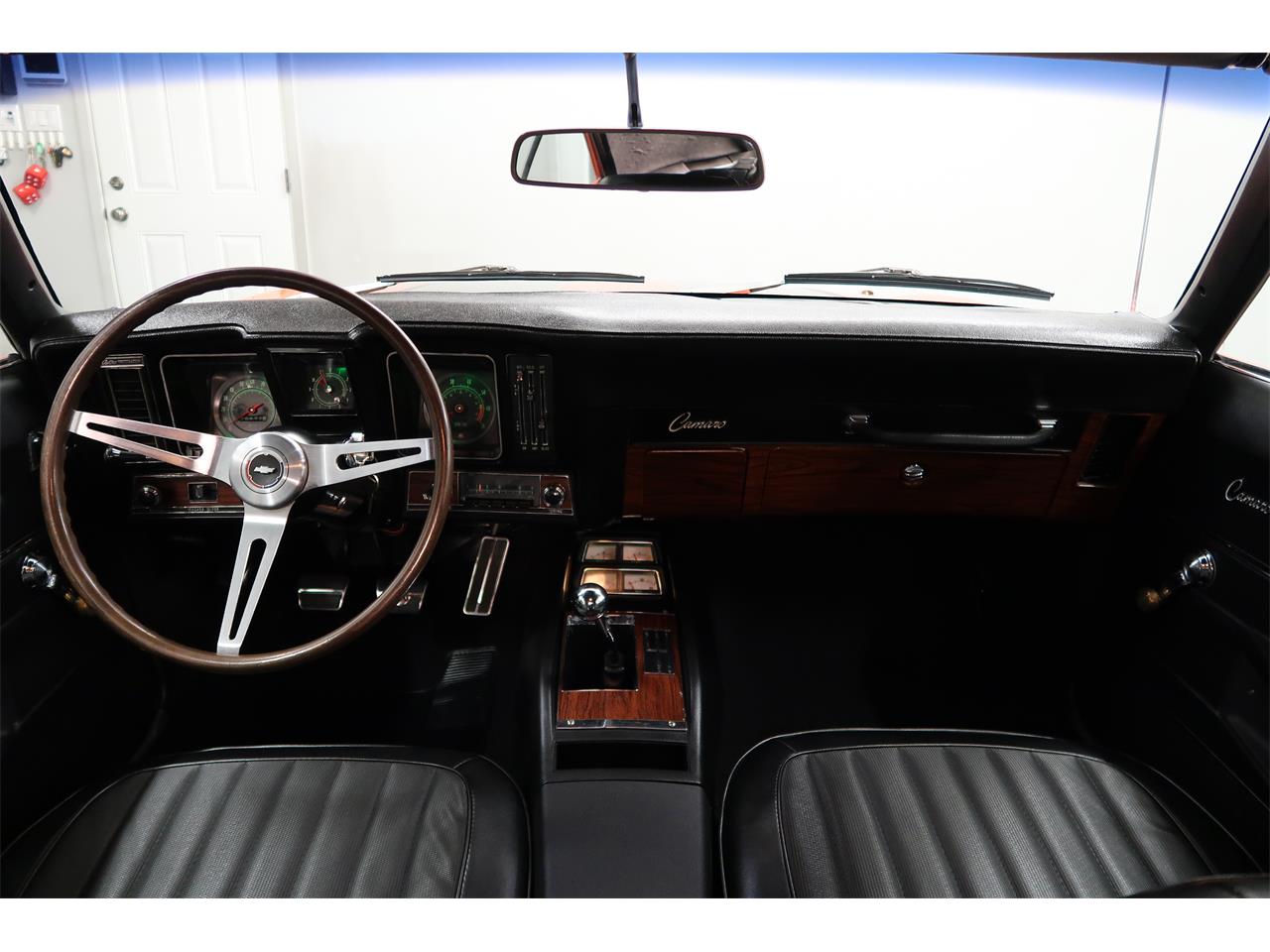 Chevrolet-Camaro-1969-Hugger-Orange-Black-52