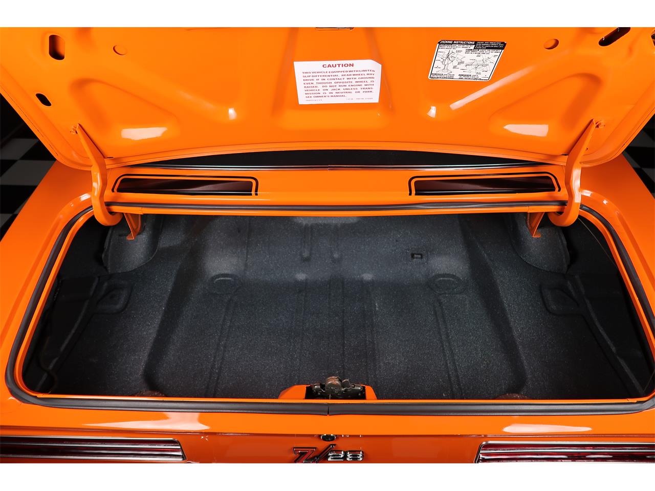 Chevrolet-Camaro-1969-Hugger-Orange-Black-70
