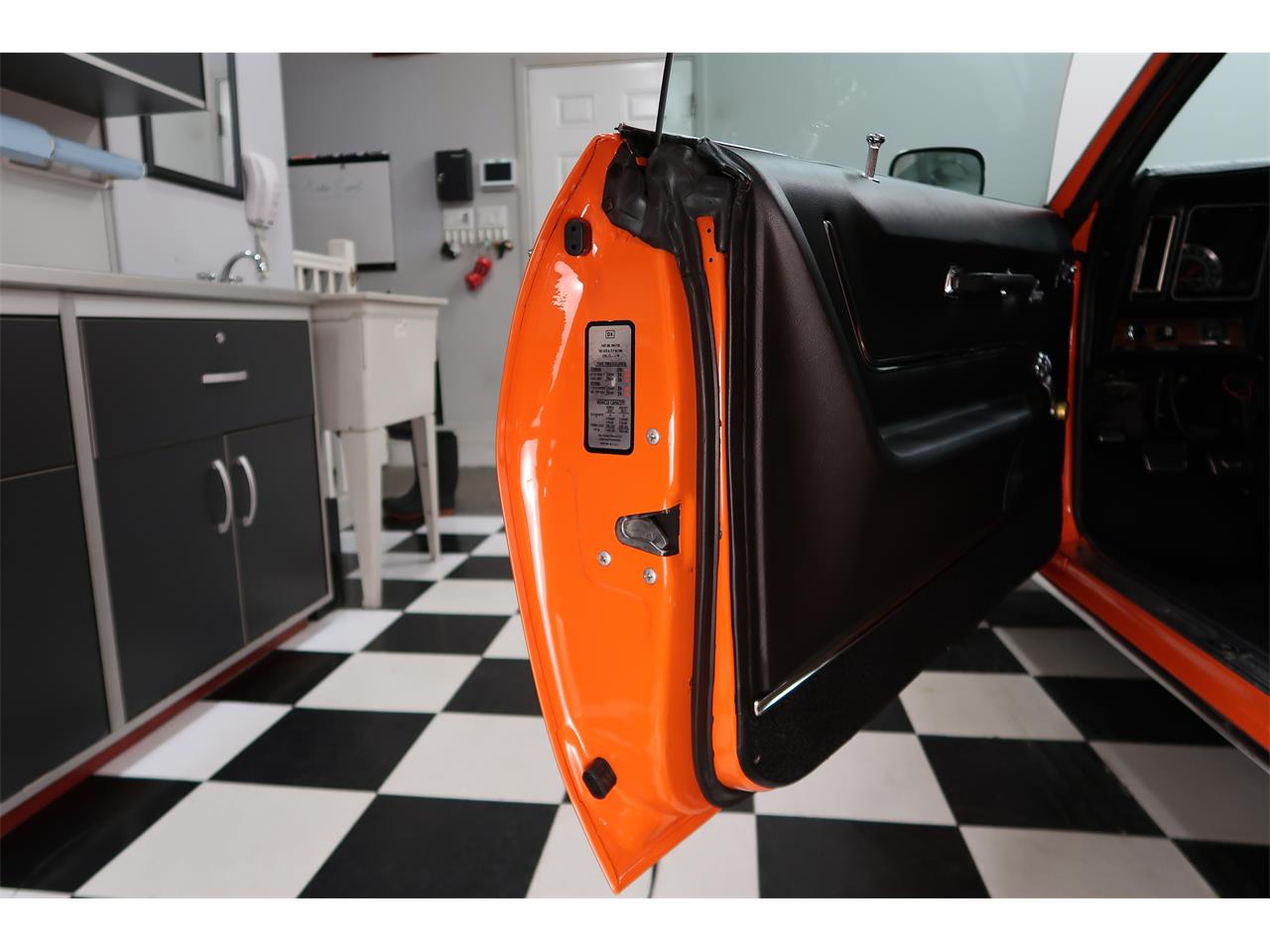 Chevrolet-Camaro-1969-Hugger-Orange-Black-71