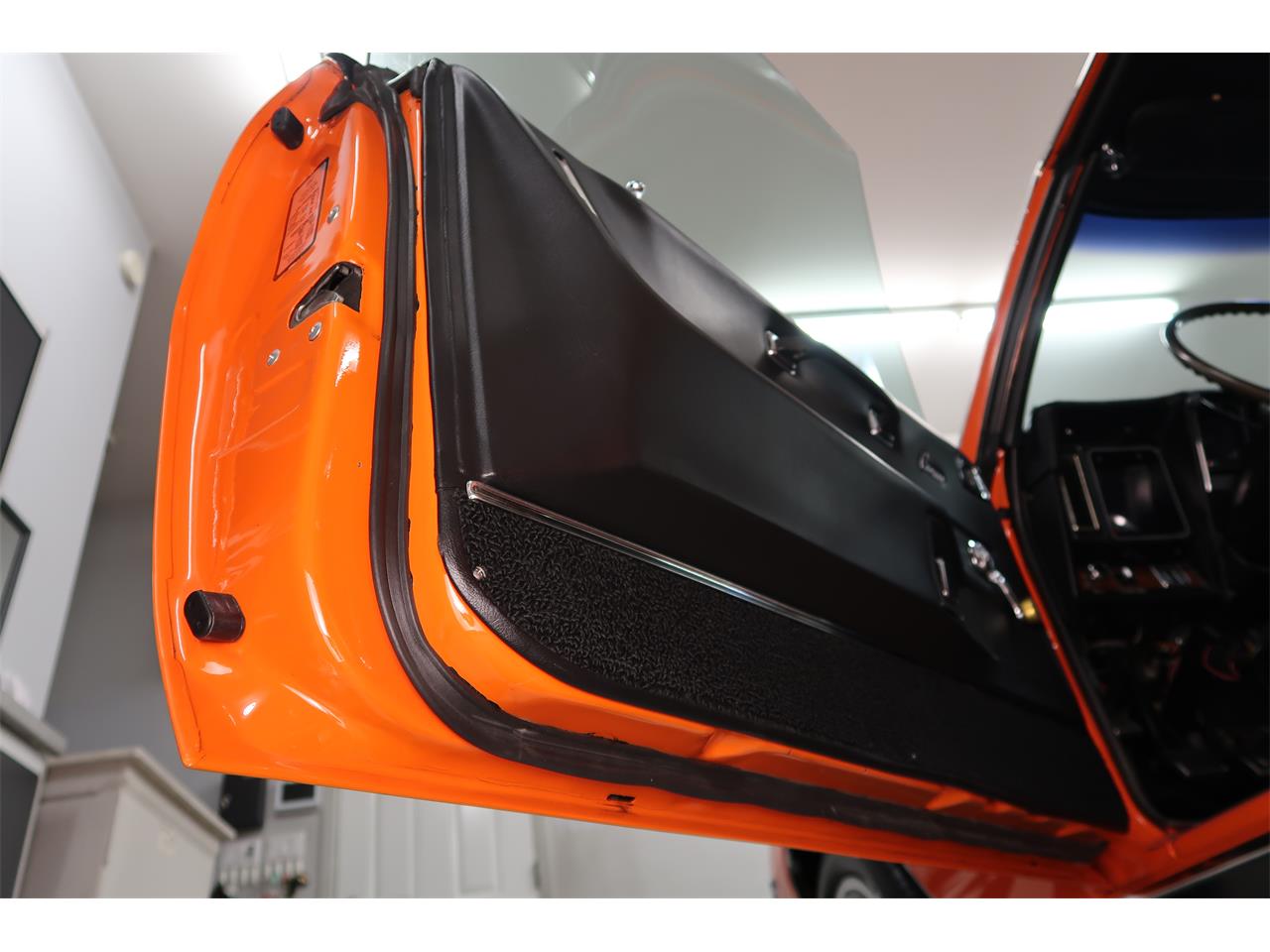 Chevrolet-Camaro-1969-Hugger-Orange-Black-72