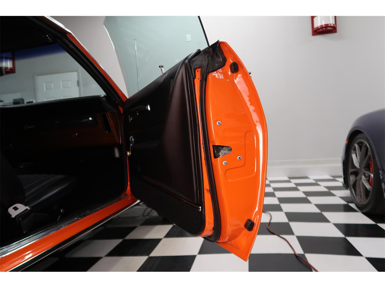 Chevrolet-Camaro-1969-Hugger-Orange-Black-76