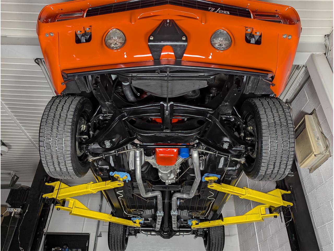 Chevrolet-Camaro-1969-Hugger-Orange-Black-80