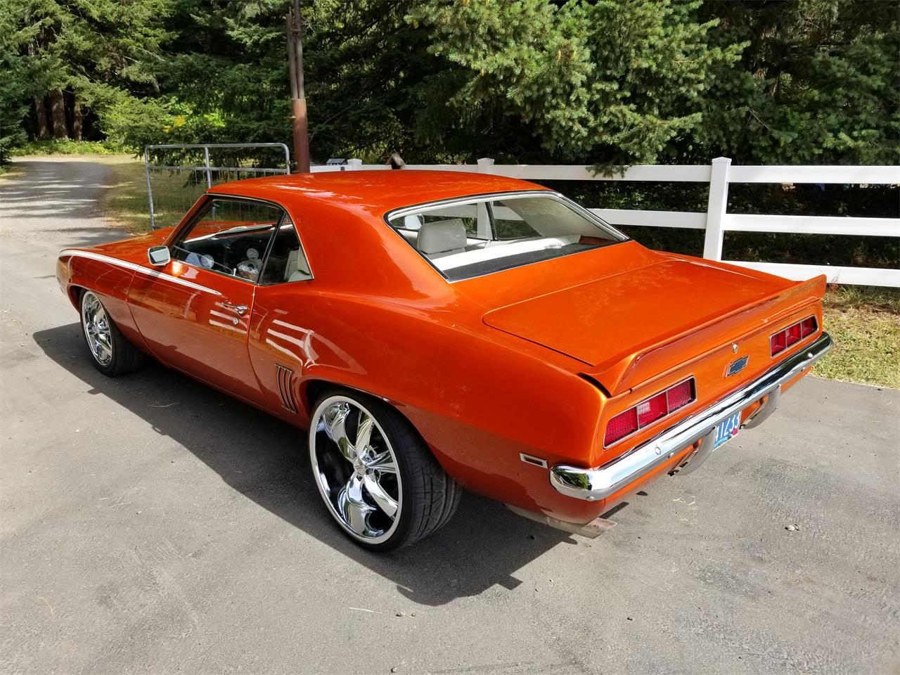 Chevrolet-Camaro-1969-White-Leather-Custom-Orange-1
