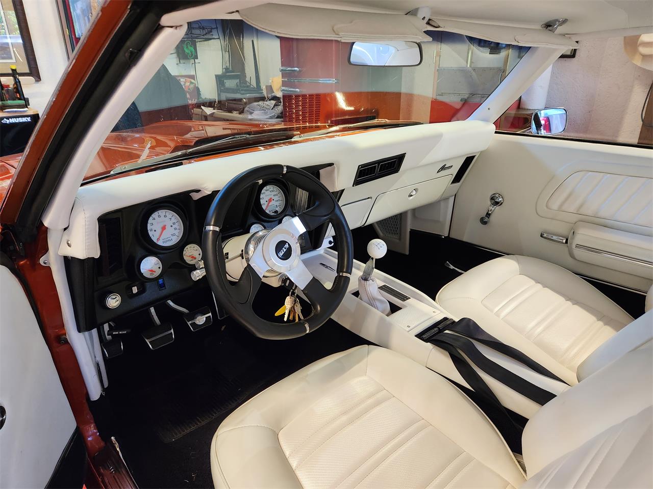 Chevrolet-Camaro-1969-White-Leather-Custom-Orange-12