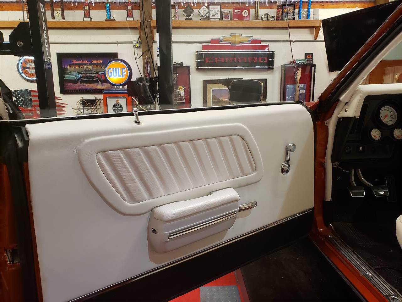 Chevrolet-Camaro-1969-White-Leather-Custom-Orange-4
