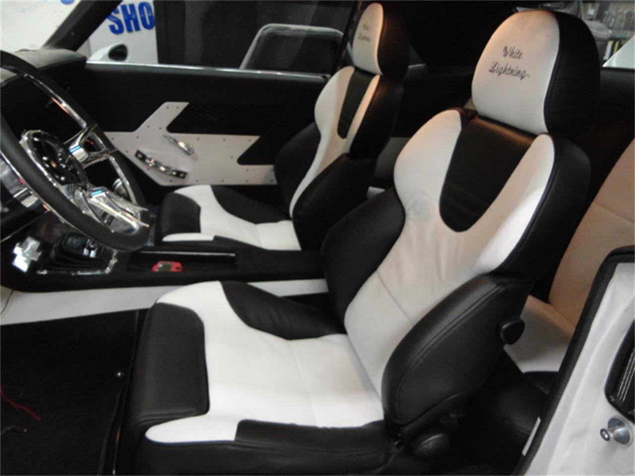Chevrolet-Camaro-1969-White-Pearl-Black-27